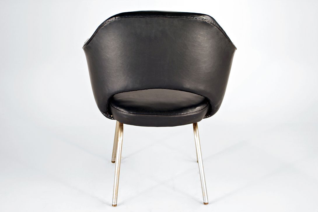 Foto Black Leather Saarinen Executive Armchair