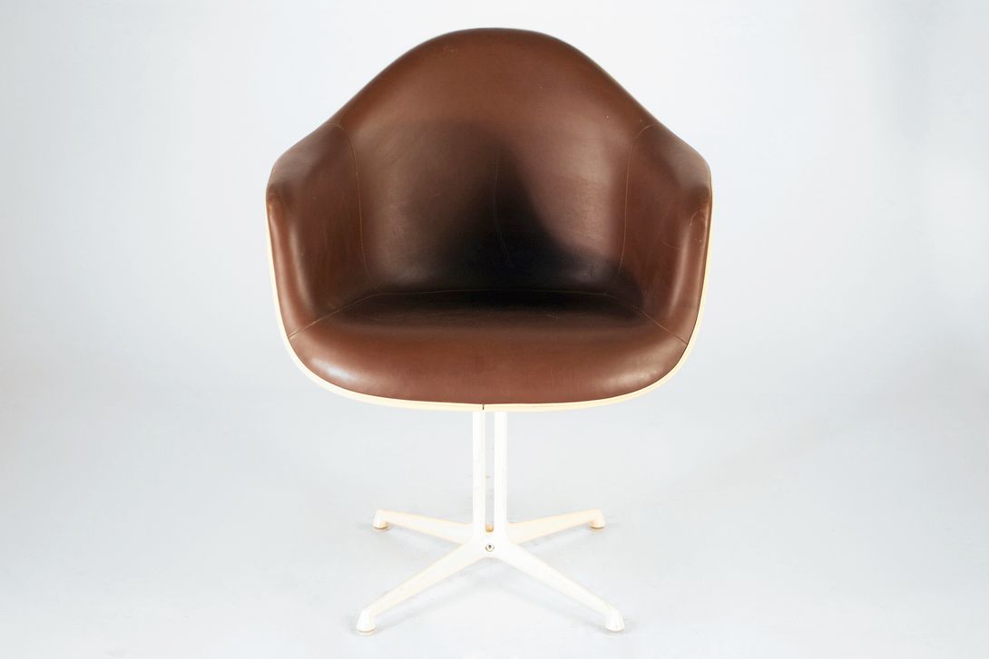 Foto Brown Leather Padded Armchair with White Shell and La Fonda Base