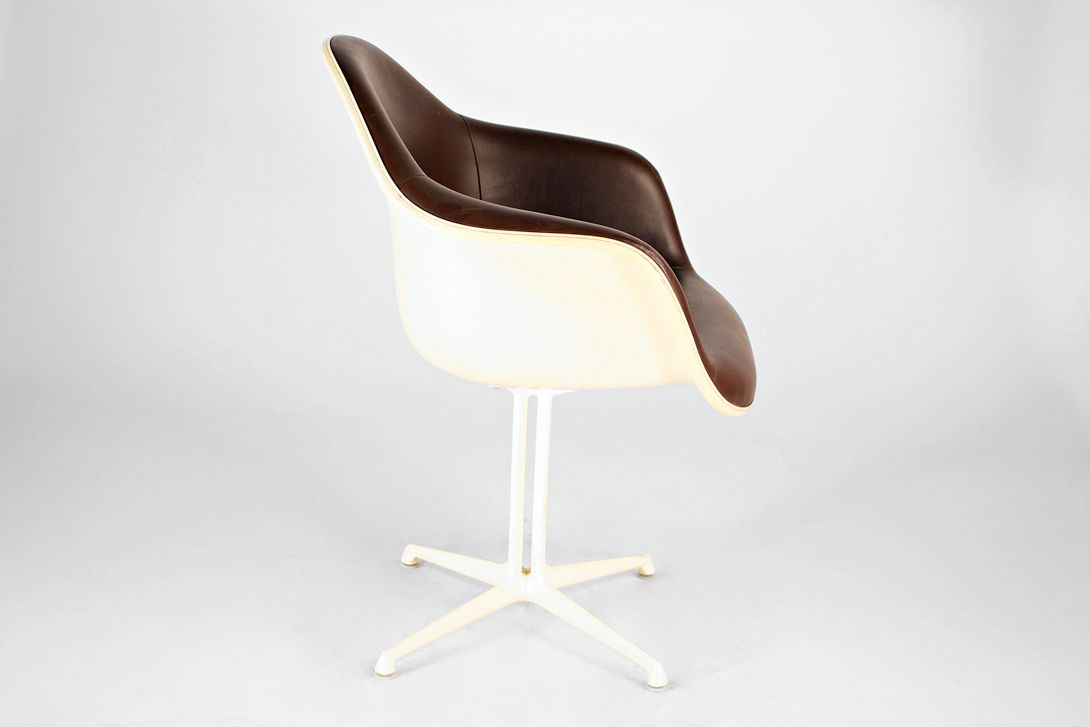 Foto Brown Leather Padded Armchair with White Shell and La Fonda Base