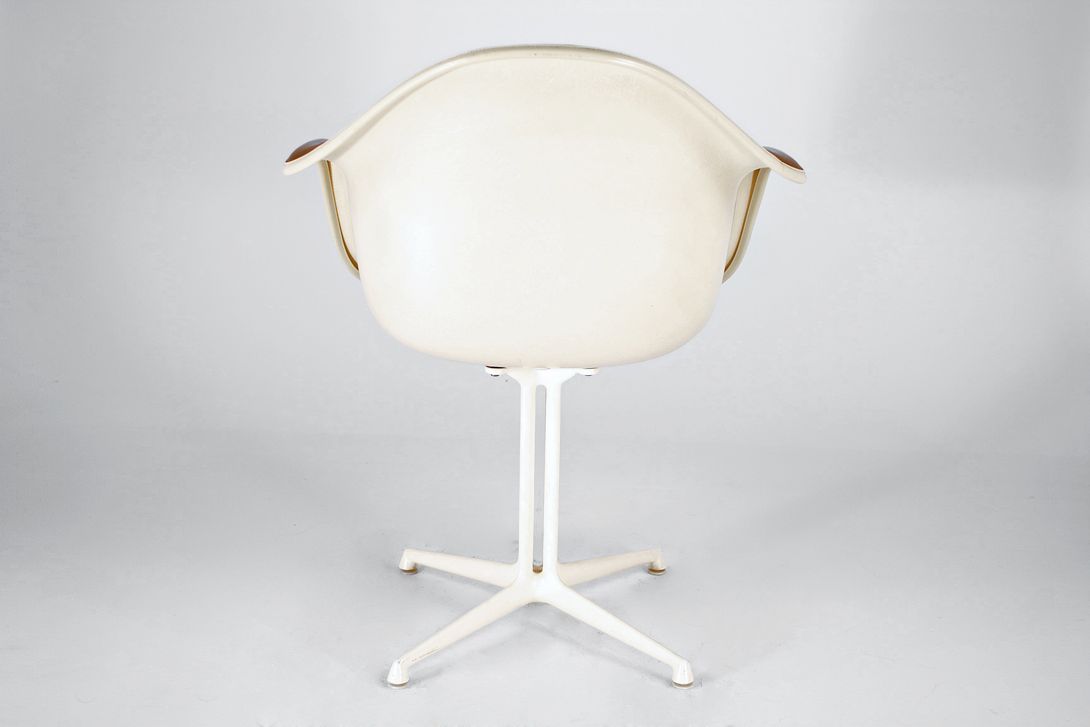 Foto Brown Leather Padded Armchair with White Shell and La Fonda Base