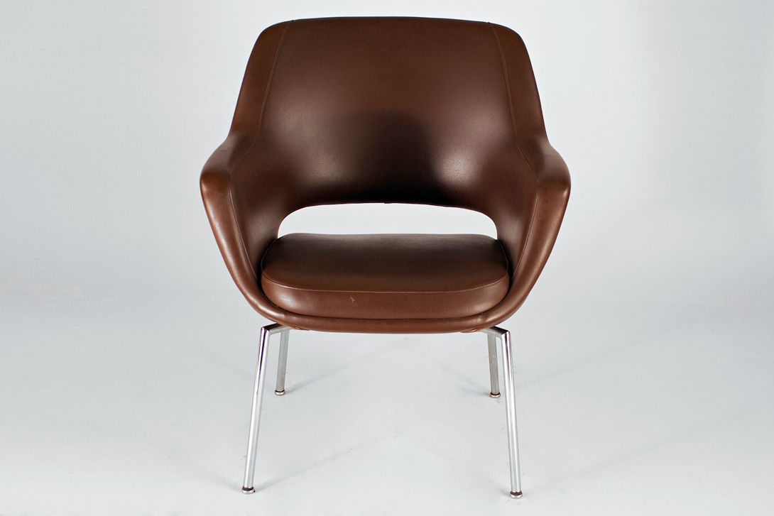 Foto Cocoa Brown Sky Leather Armchair in the Classy Style of Mad Men. 1964