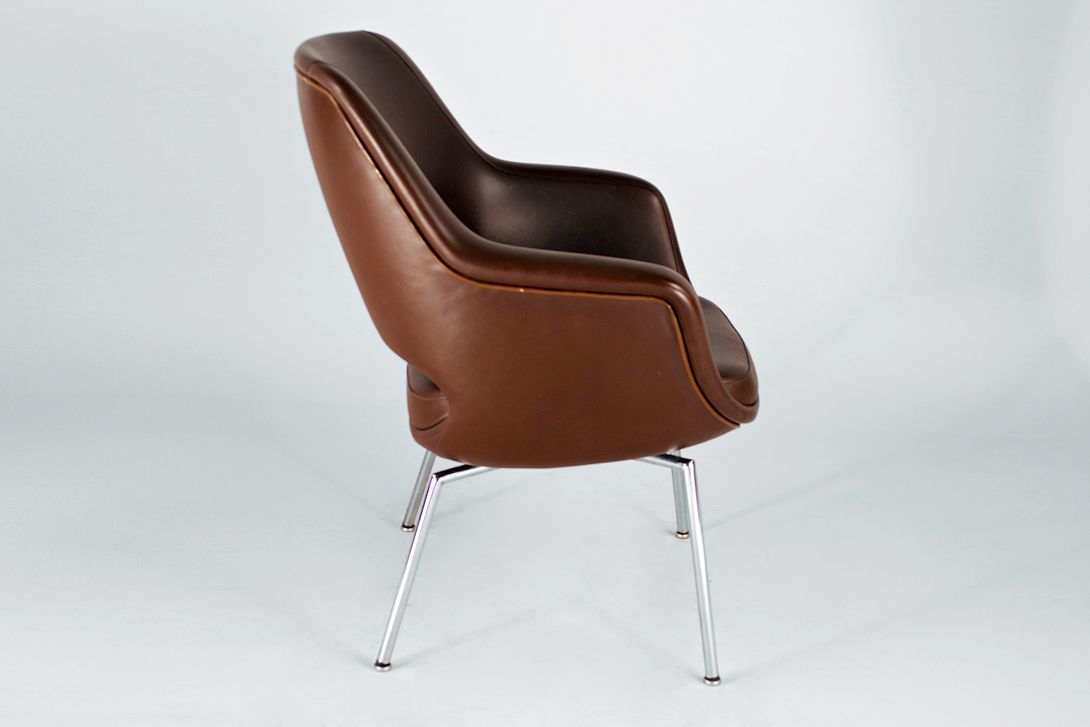 Foto Cocoa Brown Sky Leather Armchair in the Classy Style of Mad Men. 1964
