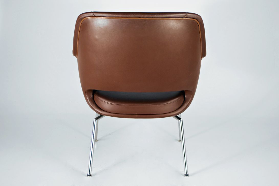 Foto Cocoa Brown Sky Leather Armchair in the Classy Style of Mad Men. 1964