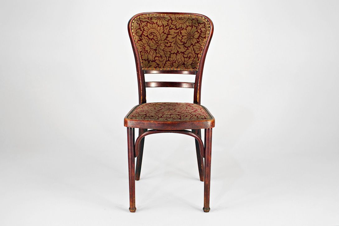 Foto Bentwood Chair with Red Ornamentik Velvet Upholstery Thonet 1910