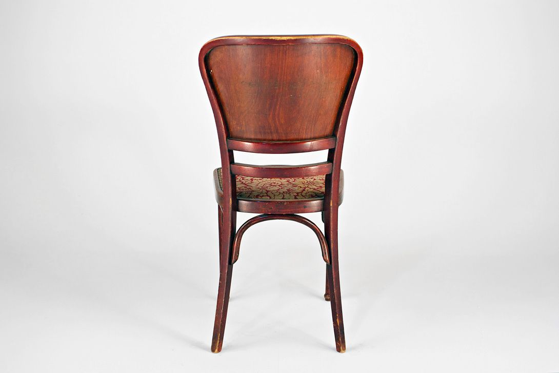 Foto Bentwood Chair with Red Ornamentik Velvet Upholstery Thonet 1910