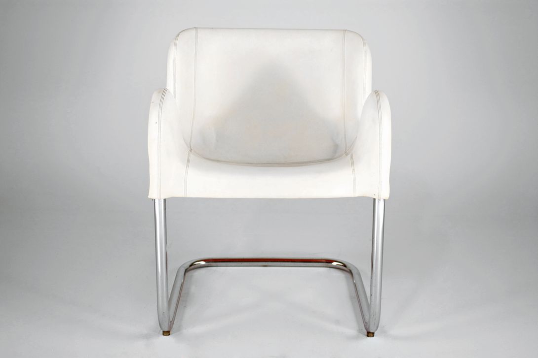 Foto Plastic Red Armchair White Cover 1969