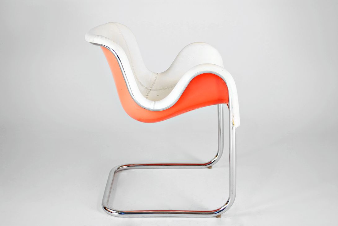 Foto Plastic Red Armchair White Cover 1969