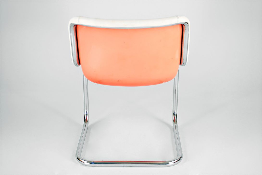 Foto Plastic Red Armchair White Cover 1969