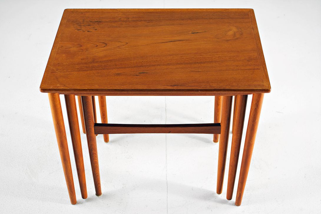 Foto Set of Three Teak Nesting Tables 1970  h46x55x38