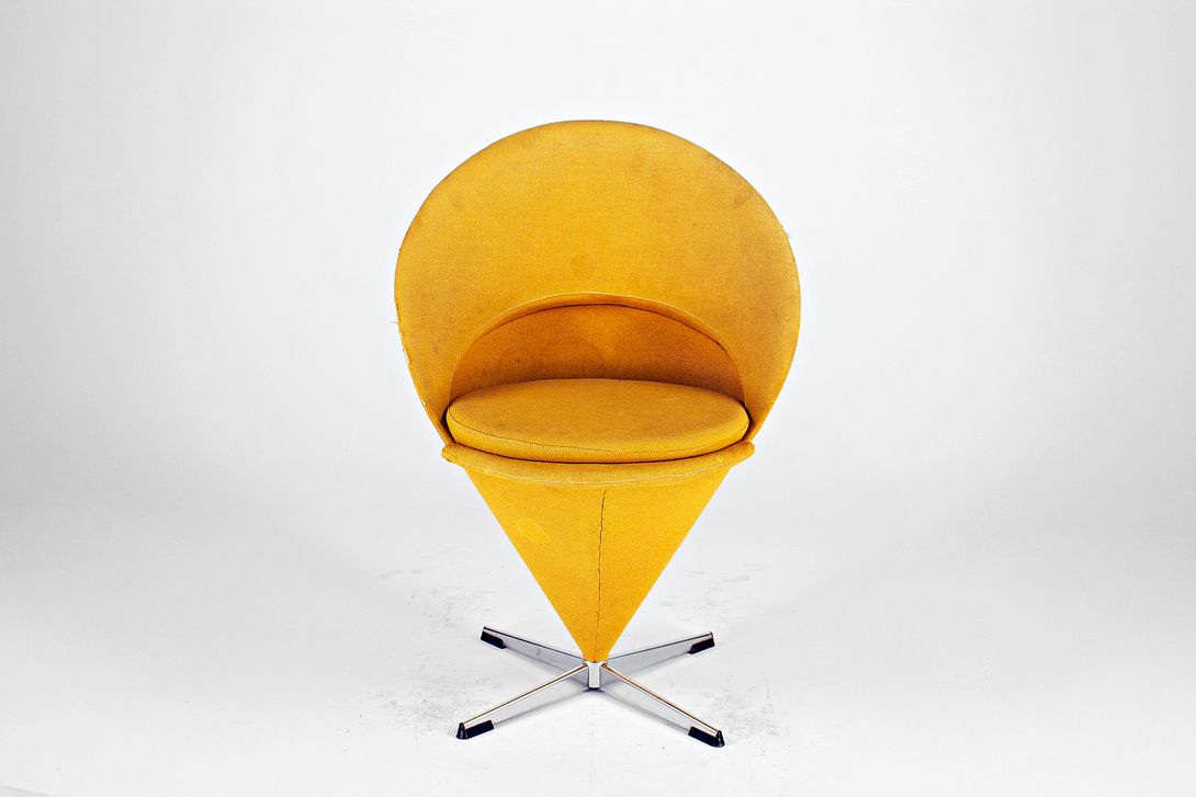 Foto Mustard Yellow Verner Panton Cone Chair 1959, very used