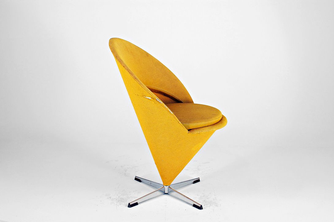 Foto Mustard Yellow Verner Panton Cone Chair 1959, very used