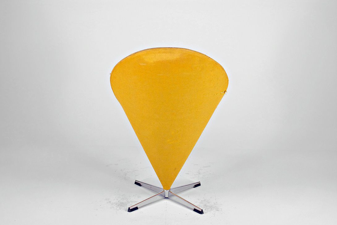 Foto Mustard Yellow Verner Panton Cone Chair 1959, very used