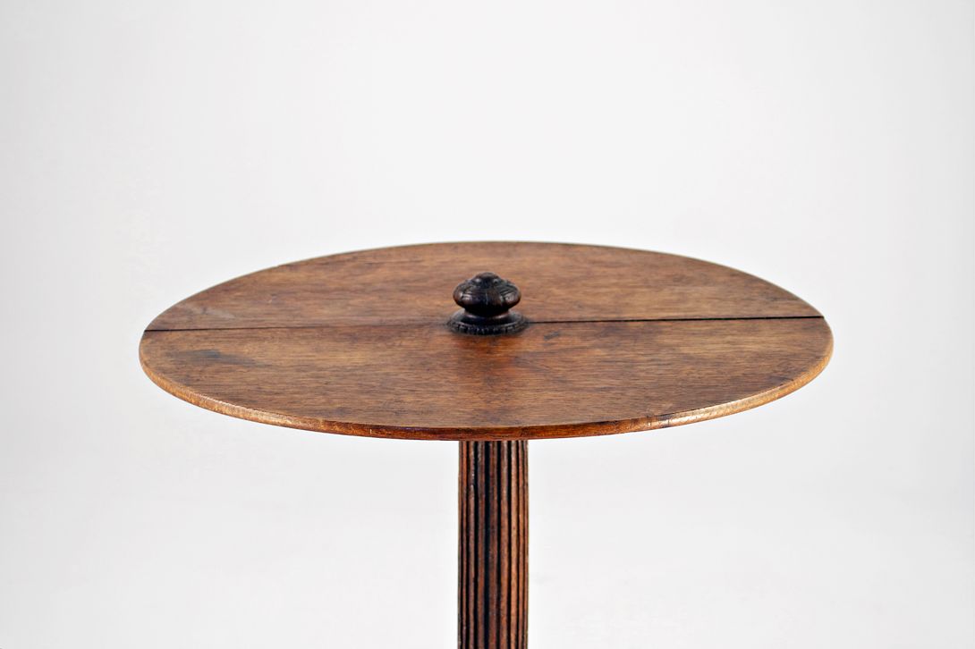 Foto Carved Antique High Side Table h77x60