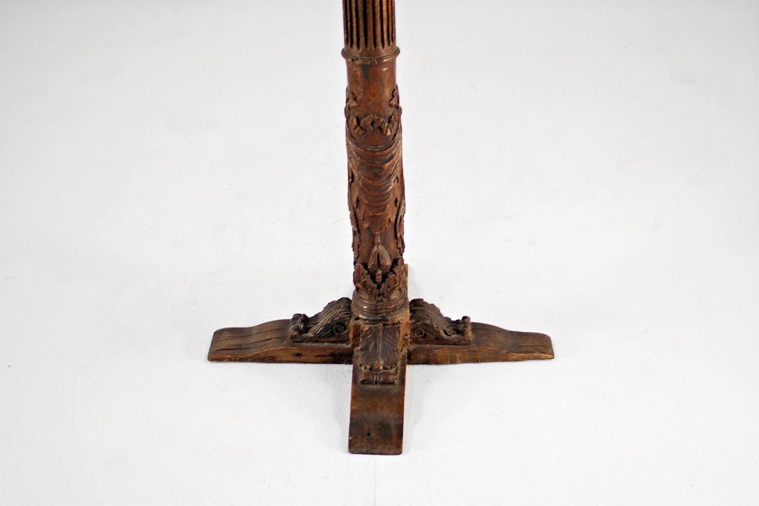 Foto Carved Antique High Side Table h77x60
