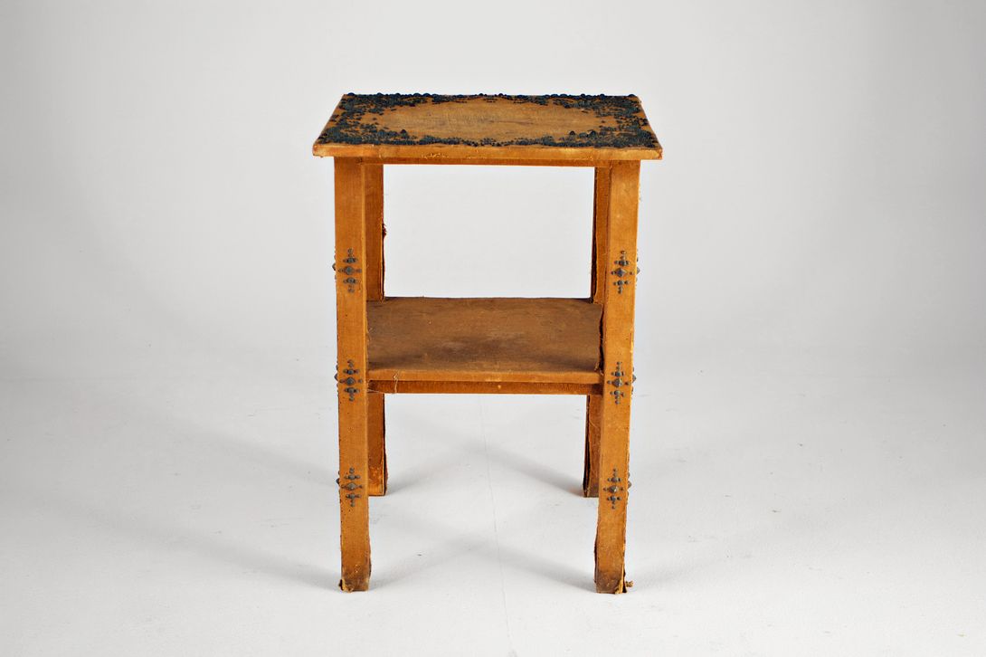 Foto Antique Side Table with Faded Illustration h70x50x50