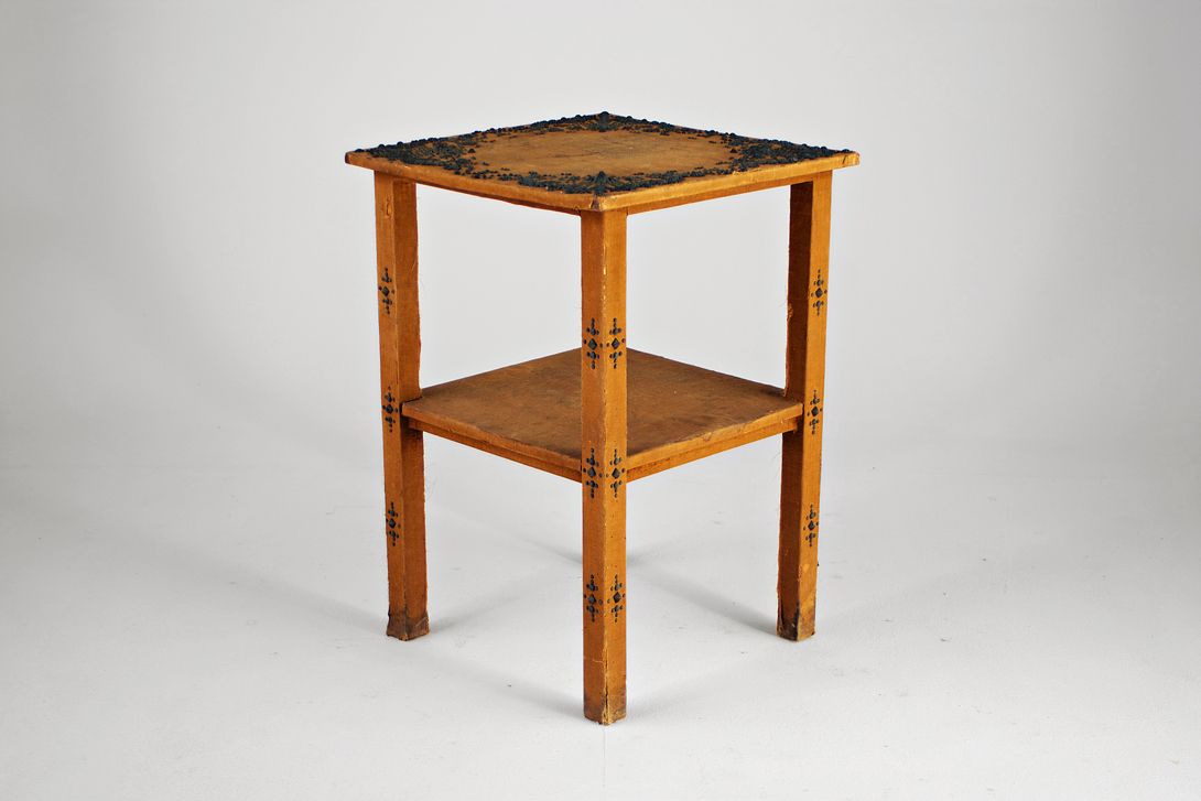 Foto Antique Side Table with Faded Illustration h70x50x50