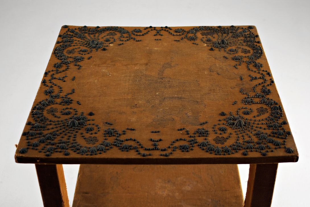 Foto Antique Side Table with Faded Illustration h70x50x50