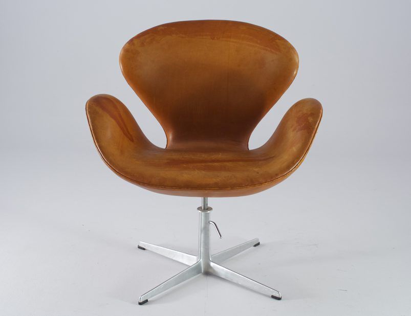 Foto Arne Jacobsen Swan Chair in Vintage Cognac Leather 1962 for Fritz Hansen