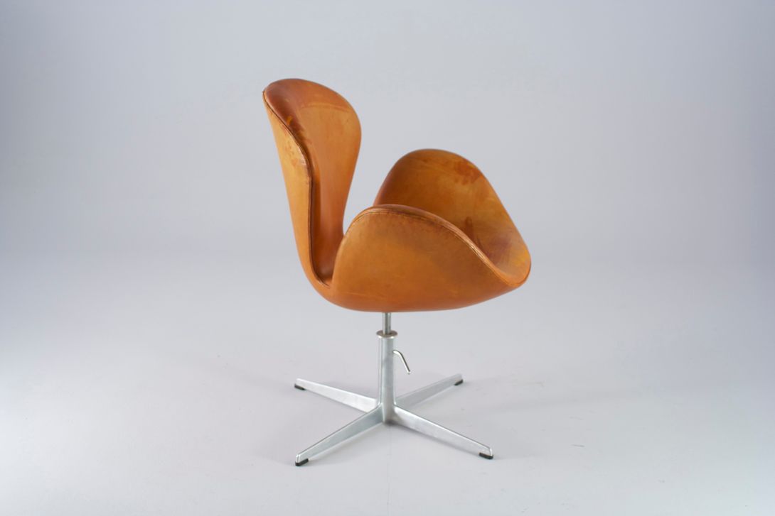 Foto Arne Jacobsen Swan Chair in Vintage Cognac Leather 1962 for Fritz Hansen