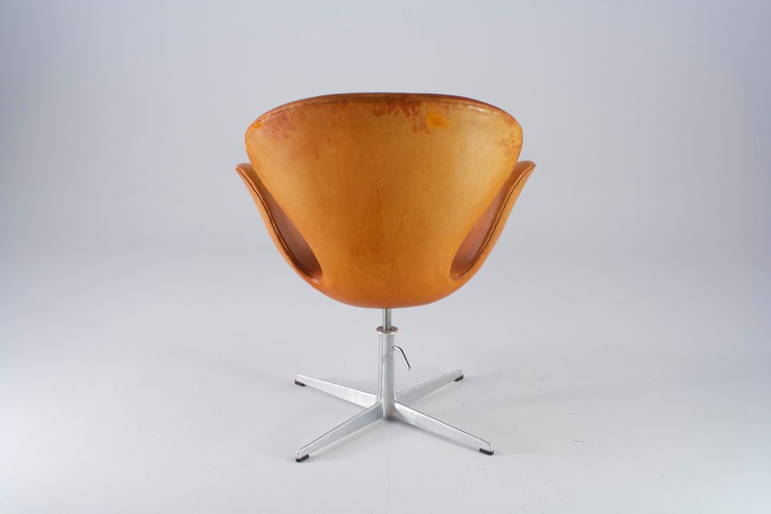 Foto Arne Jacobsen Swan Chair in Vintage Cognac Leather 1962 for Fritz Hansen