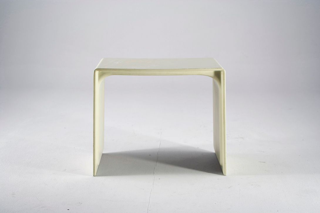 Foto Cream White Plastic Side Table h45x53x23