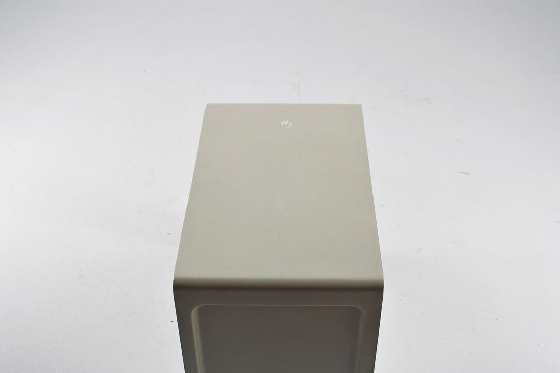 Foto Cream White Plastic Side Table h45x53x23