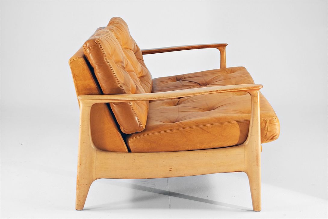 Foto Charming Danish Sofa Two-Seater, Cognac Leather, Walnut, Denmark 1965