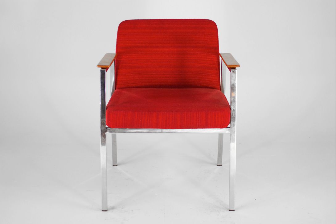 Foto Red Armchair with Metal Frame 1960