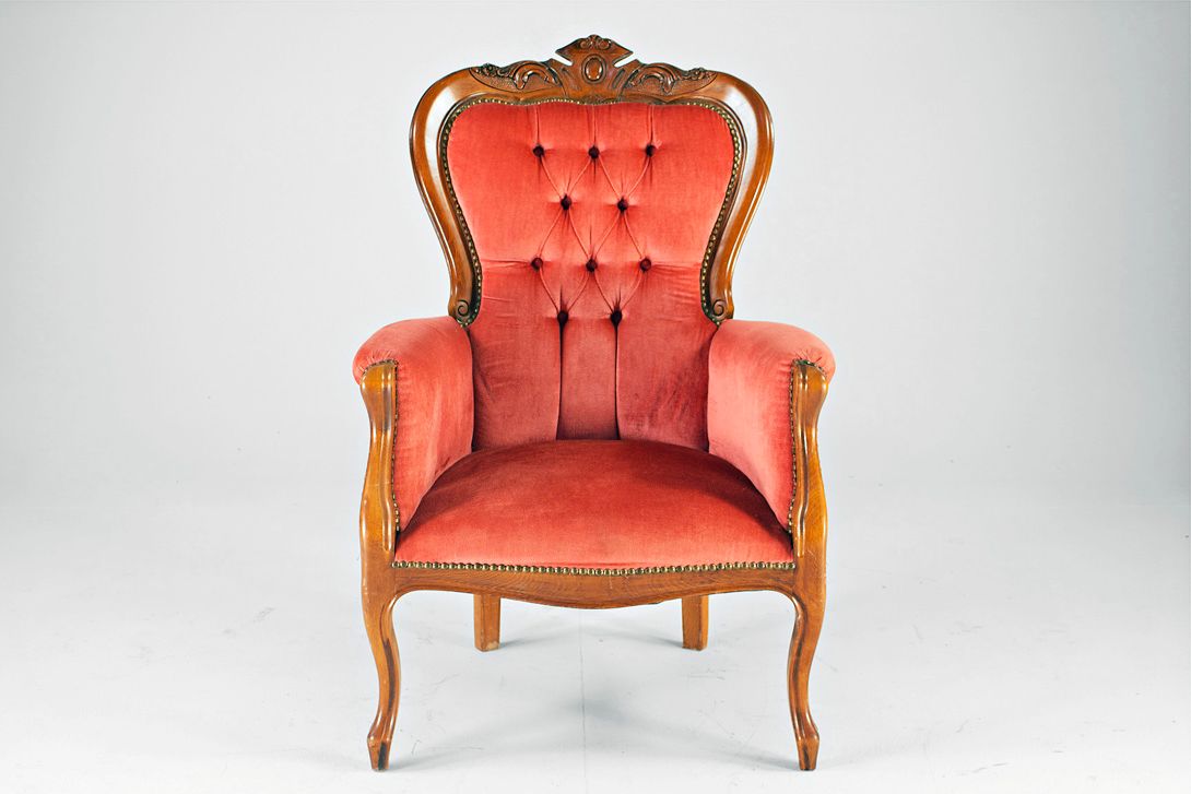 Foto Chesterfield Velvet Armchair with Carved Frame 1940