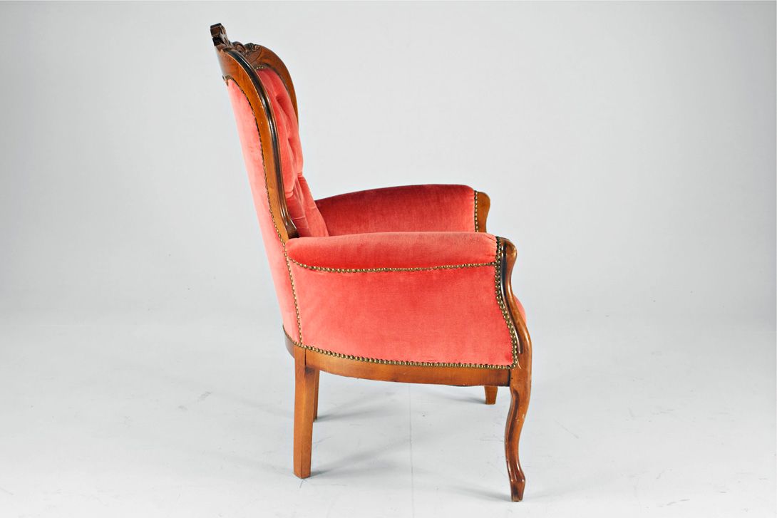 Foto Chesterfield Velvet Armchair with Carved Frame 1940