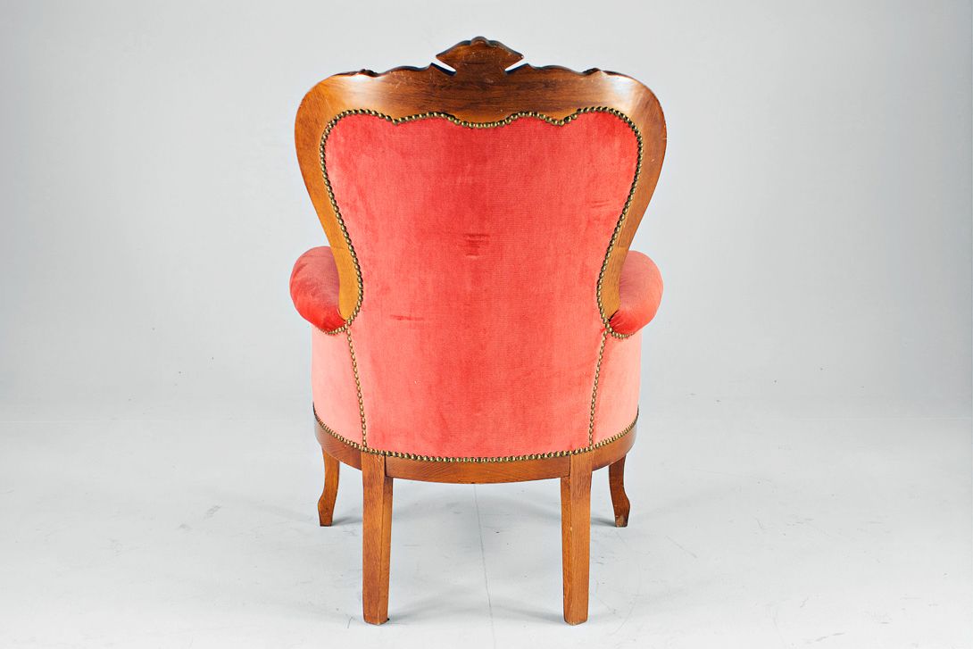 Foto Chesterfield Velvet Armchair with Carved Frame 1940