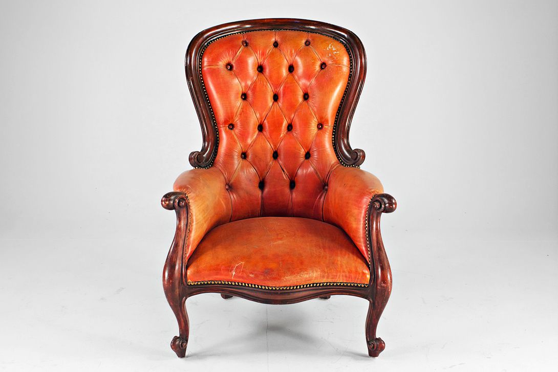 Foto Apricot Chesterfield Armchair 1912 //