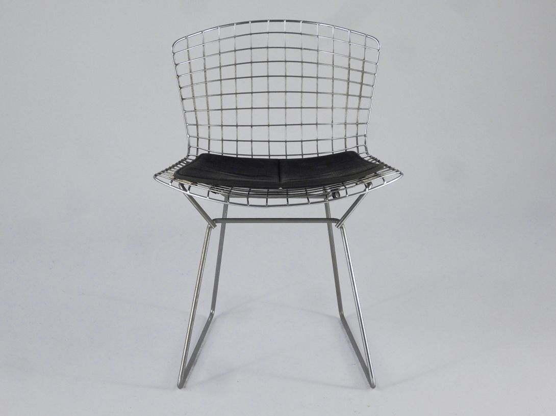Foto Chrome Bertoia Side Chair with Dark Grey Seat Cushion