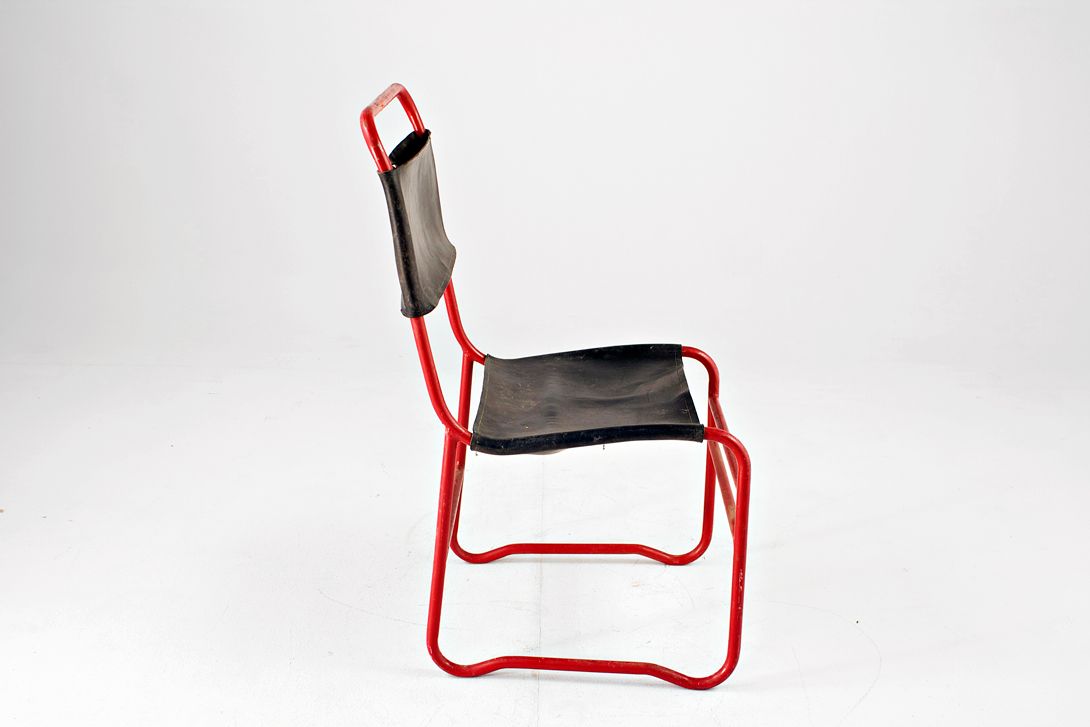 Foto Red Metal Chair with Black Leather Seat and Backrest