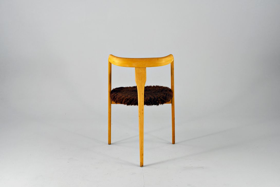 Foto Three-Legged Chair Fur Seat GB 1954
