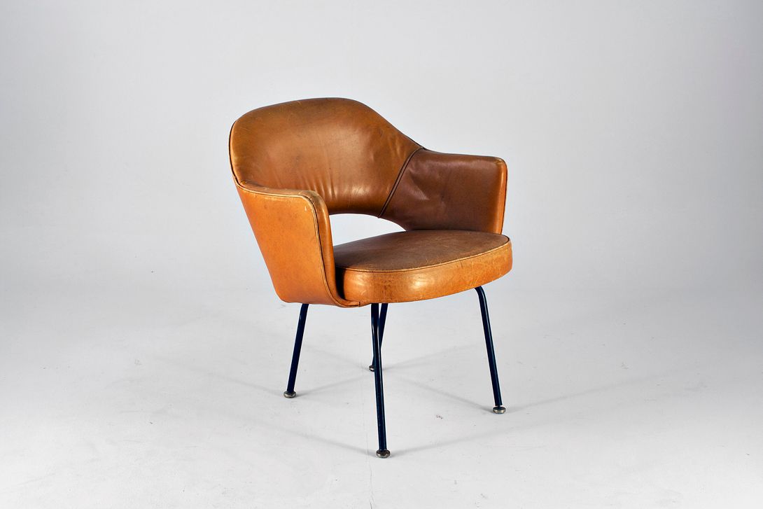 Foto Very Rare Brown Leather Saarinen Executive Armchair, Decoration Only