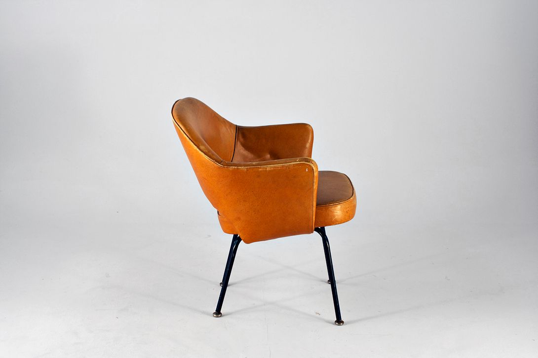 Foto Very Rare Brown Leather Saarinen Executive Armchair, Decoration Only