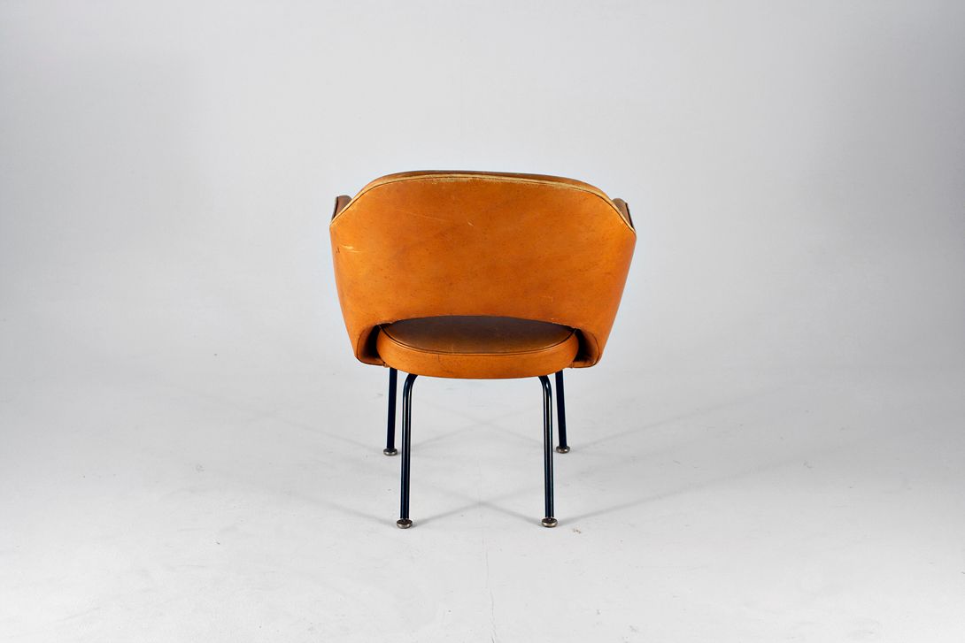 Foto Very Rare Brown Leather Saarinen Executive Armchair, Decoration Only
