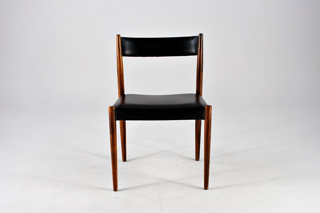 Foto Scandinavian Chair with Black Leather