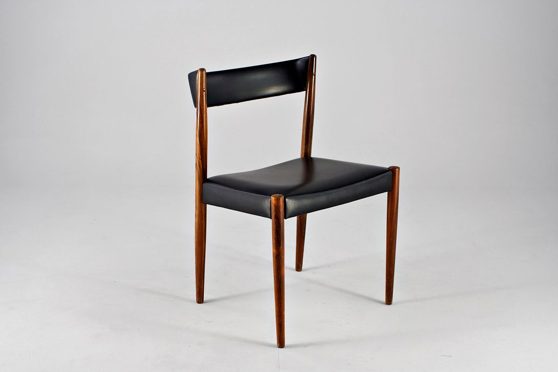 Foto Scandinavian Chair with Black Leather