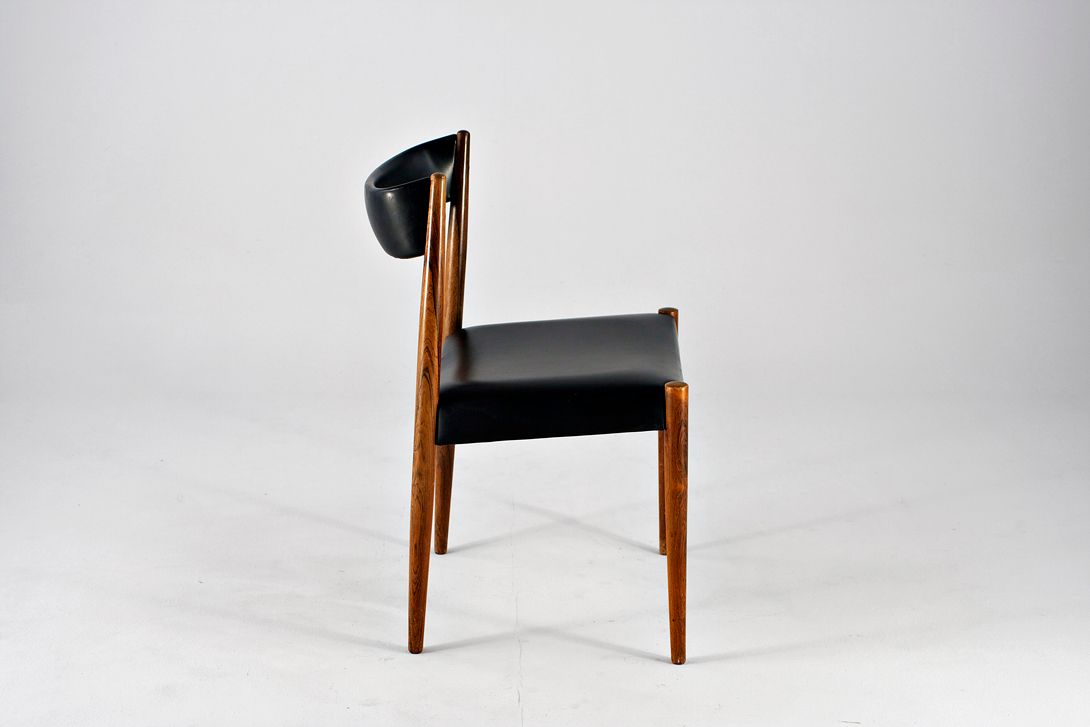 Foto Scandinavian Chair with Black Leather