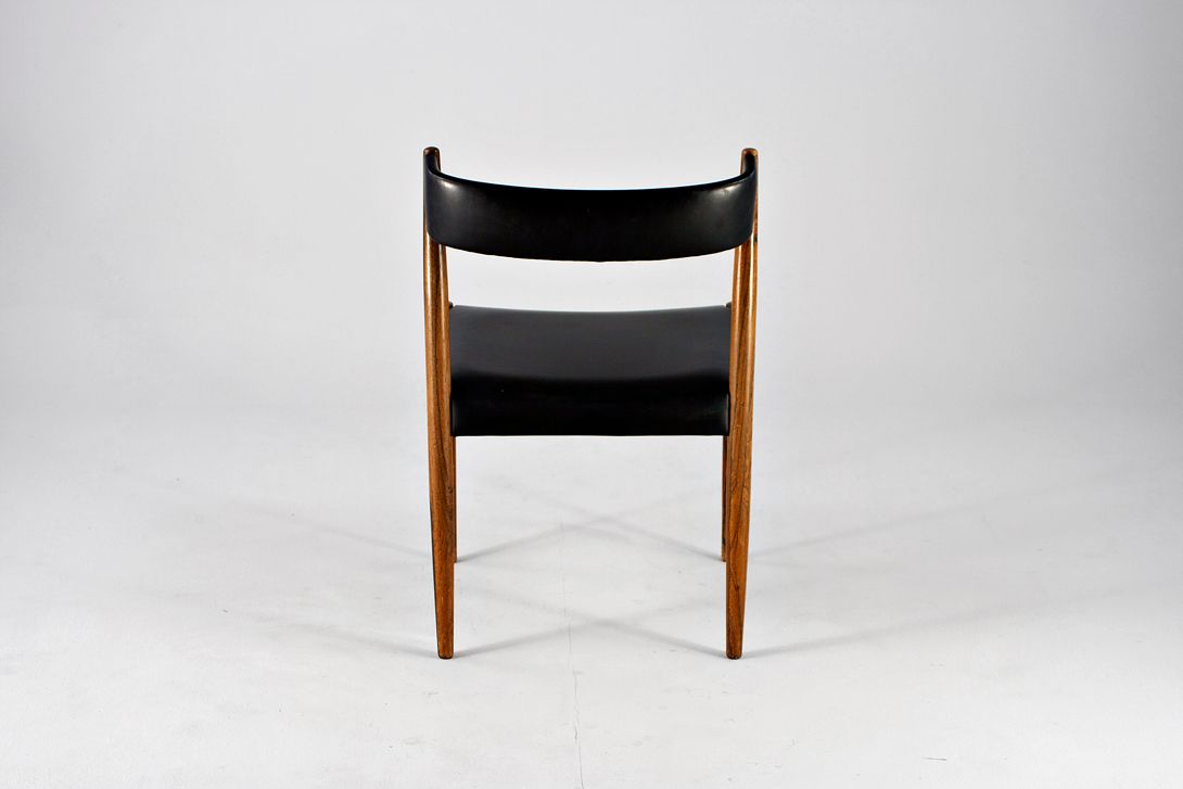 Foto Scandinavian Chair with Black Leather