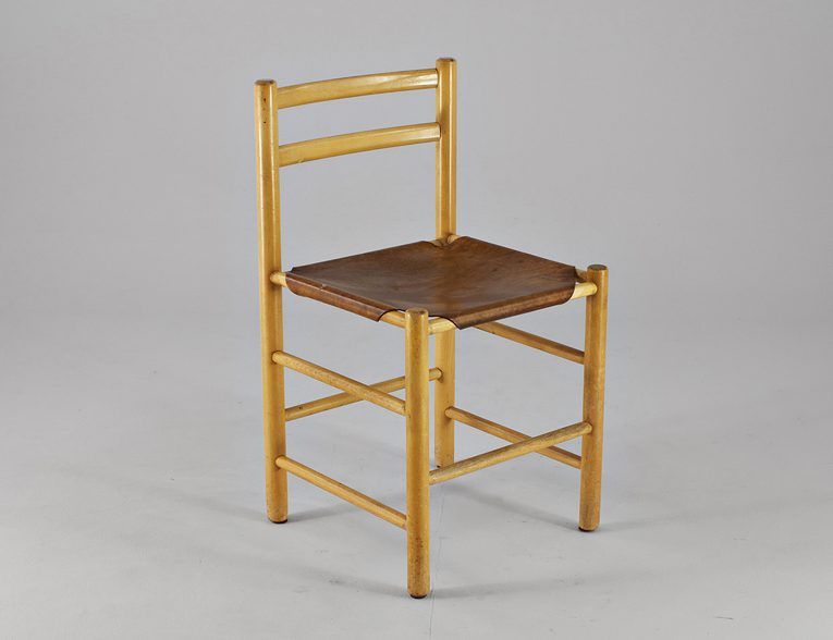 Foto Simple Wooden Chair With Leather Seat