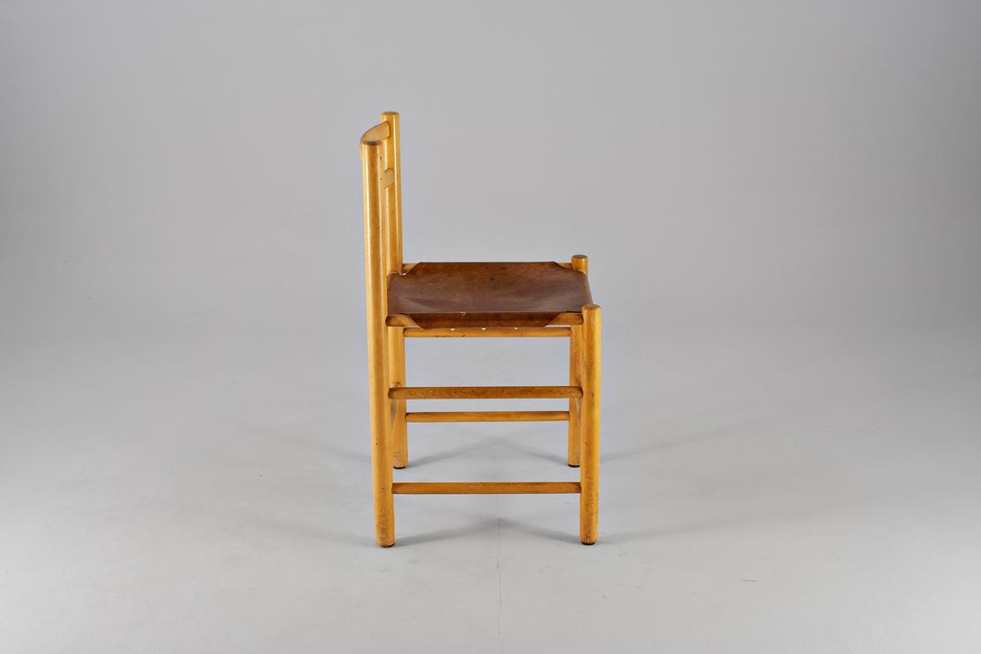 Foto Simple Wooden Chair With Leather Seat