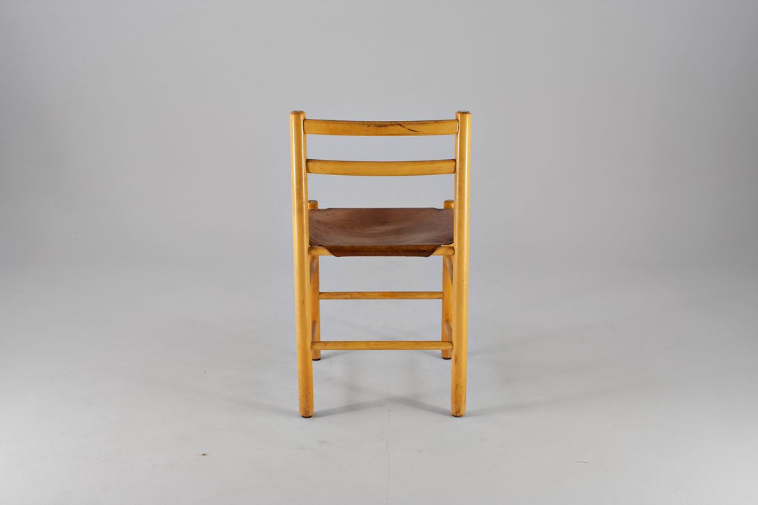 Foto Simple Wooden Chair With Leather Seat