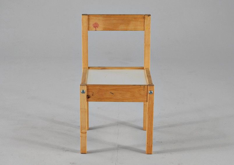 Foto Plain Edged Wooden Children&#8217;s Chair with White Seating Surface