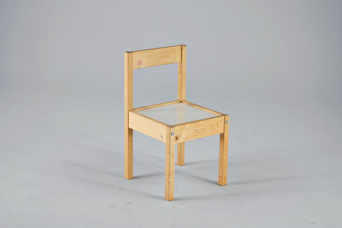 Foto Plain Edged Wooden Children&#8217;s Chair with White Seating Surface