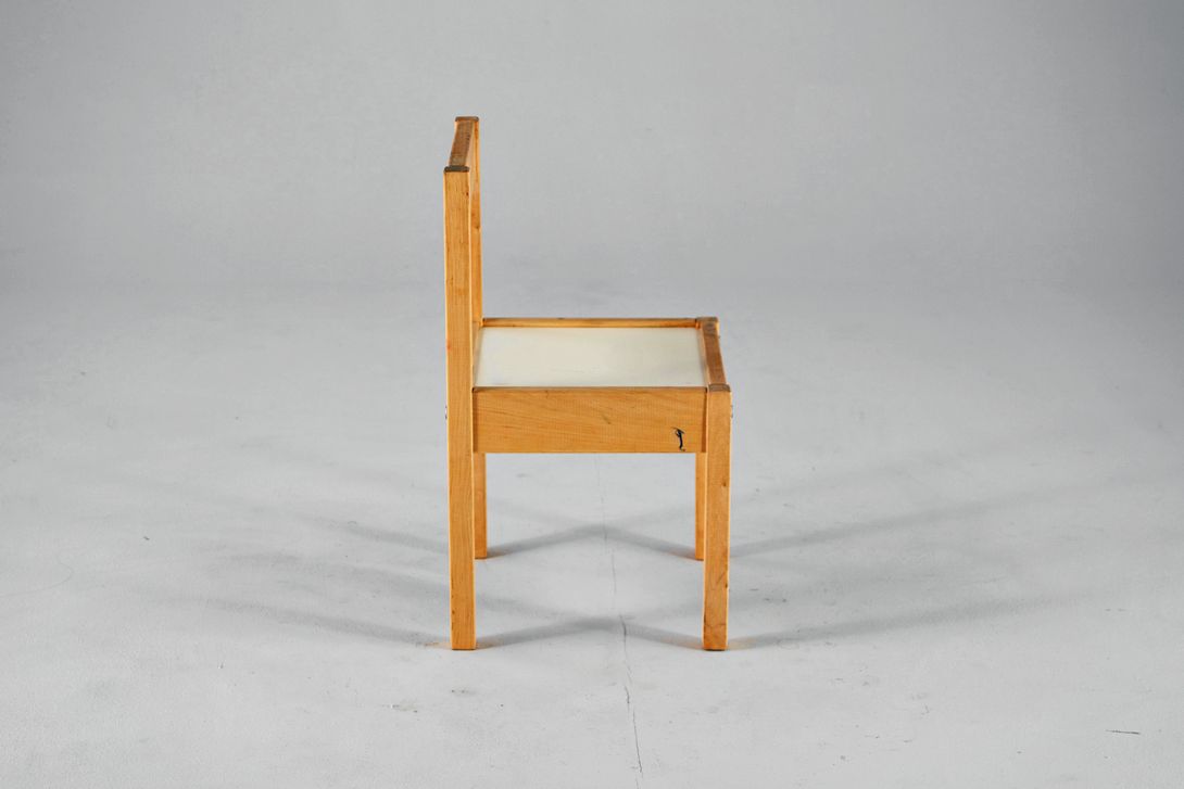 Foto Plain Edged Wooden Children&#8217;s Chair with White Seating Surface