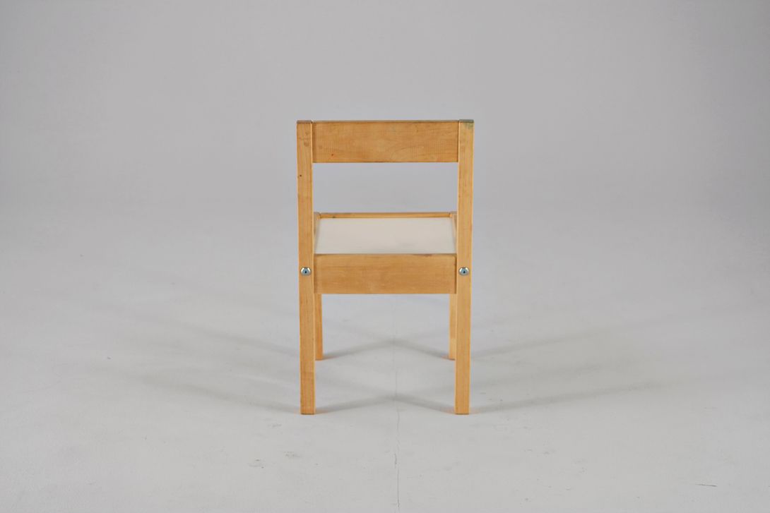 Foto Plain Edged Wooden Children&#8217;s Chair with White Seating Surface