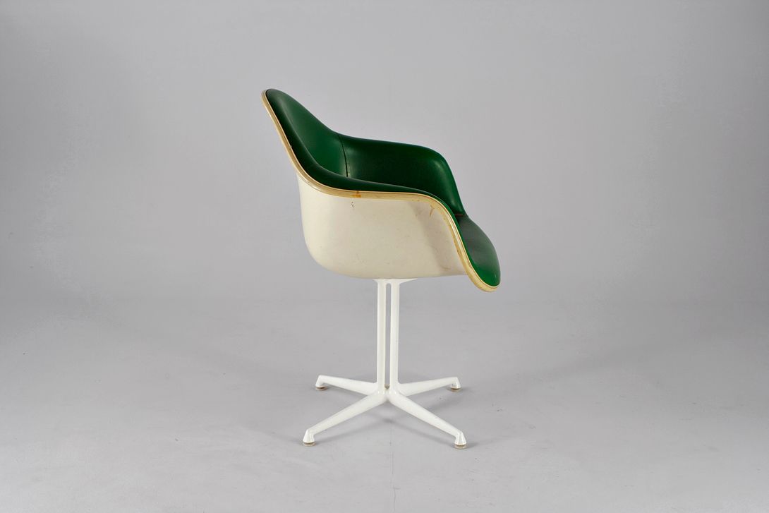 Foto Racing Green Leather Padded Armchair with White Shell and La Fonda Base